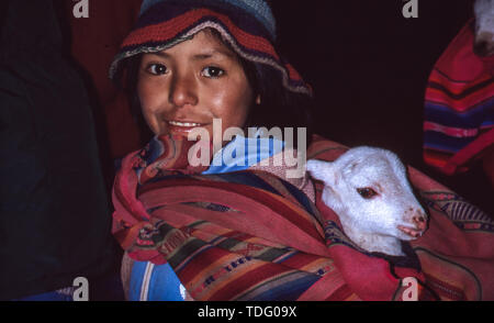 Junge Hirte mit dem Schaf auf seinen Schultern in Cusco Peru Stockfoto