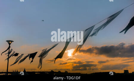 Dekorative Girlande aus Satin flags Silhouette winken in der Wind am Ort Straße Urlaub, Festival oder Karneval. City Festival Konzept Stockfoto