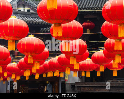 Laternen hängen an jinli Alte Straße in Chengdu, Sichuan Stockfoto