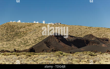 International Observatory in den Teide Nationalpark. Junge Vulkan in den Vordergrund. Windiger Tag mit strahlend blauem Himmel und amazinc Farben. Technologie überwachungspersonen Stockfoto