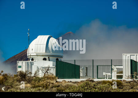 International Observatory in den Teide Nationalpark. Vulkan Teide auf der backgriund. Windiger tag mit wolken und amazinc Farben. Wissenschaft Technik anhand von quantitativen Simulatio Stockfoto