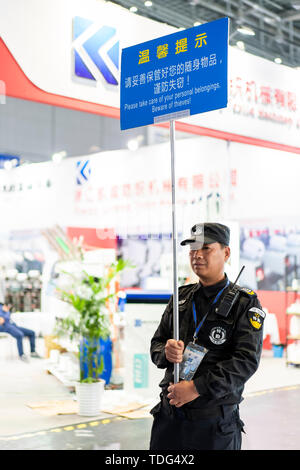 Tägliches Training von Polizei und die Polizisten in Polizeistationen der Shanghai National Convention und Exhibition Centre Stockfoto