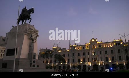 LIMA, PERU - Juni, 12, 2016: Dämmerung schoss der Statue und historische Gebäude an der Plaza San Martin in Lima, Peru Stockfoto