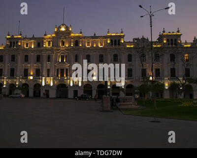 LIMA, PERU - Juni, 12, 2016: Abend geschossen von einem alten Gebäude an der Plaza San Martin in Lima, Peru Stockfoto