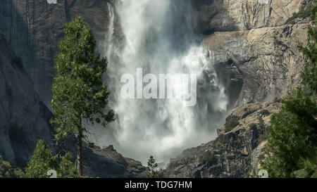 Nahaufnahme der Wasser Absturz in die Basis des ersten Abschnitts des Yosemite National Park Im Yosemite National Park fällt Stockfoto