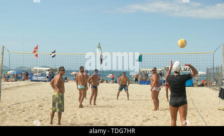 RIO DE JANEIRO, BRASILIEN - 26, Mai, 2016: Kugel in einem Volleyball Spiel serviert am Strand von Copacabana in Rio de Janeiro, Brasilien Stockfoto