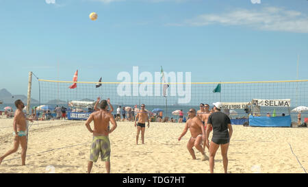 RIO DE JANEIRO, BRASILIEN - 26, Mai, 2016: Aufnahme eines Punktes in einem Volleyballspiel am Strand von Copacabana in Rio de Janeiro, Brasilien Stockfoto