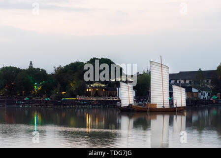 Ein Segelboot auf der Oberfläche von South Lake in der antiken Stadt Nantong Stockfoto