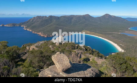 Einen weiten Blick auf die Wineglass Bay vom Mt Amos im Freycinet Nationalpark an der Ostküste von Tasmanien, Australien Stockfoto