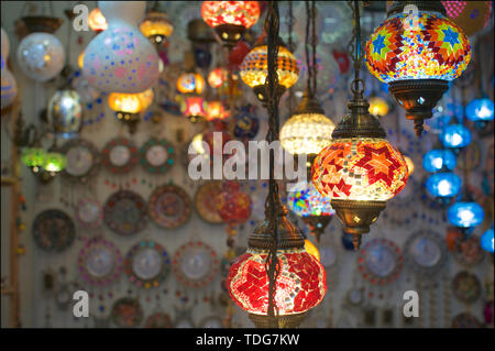 Nahaufnahme Bild von einigen beleuchteten arabisch Mosaik Laternen hängen von der Decke eines Marktes am Central Market in Kuala Lumpur, Malaysia Abschaltdruck Stockfoto