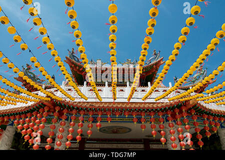 Low Angle View auf schönen gelben und roten Laternen Deko hängen am Thean Hou Tempel in Kuala Lumpur, Malaysia Stockfoto
