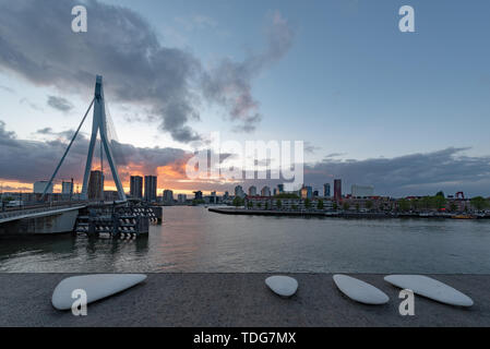 Rotterdam, Niederlande - 5. Mai 2019: Erasmus Brücke und die Neue Maas mit einem wunderschönen Sonnenuntergang im Hintergrund Stockfoto