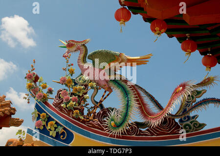 Nahaufnahme Bild der schönen Phoenix Dekoration der Dach Thean Hou Tempel in Kuala Lumpur, Malaysia Stockfoto