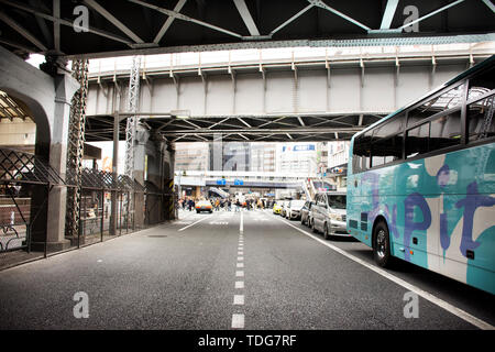 Japaner und Ausländer Reisenden zu Fuß besuchen und Einkaufen neben dem Straßenverkehr Straße der Chuo-dori Straße bei Ueno Stadt am März 30, 2019 in Tok Stockfoto