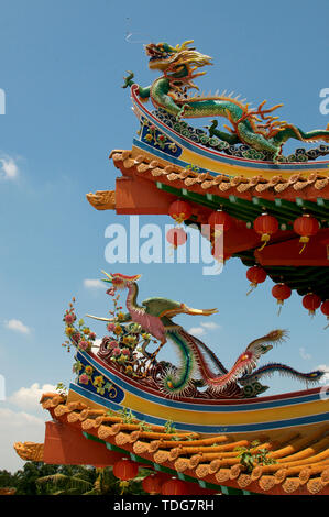 Schöne Nahaufnahme der Drache und Phoenix Dekoration des Daches von Thean Hou Tempel in Kuala Lumpur, Malaysia Stockfoto