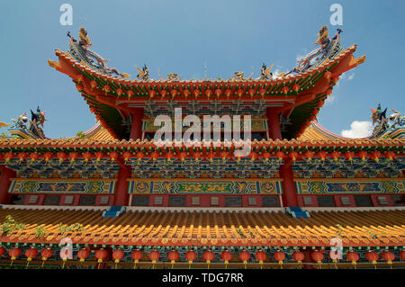 Low Angle View der schön geschmückte Dach der Thean Hou Tempel in Kuala Lumpur, Malaysia Stockfoto