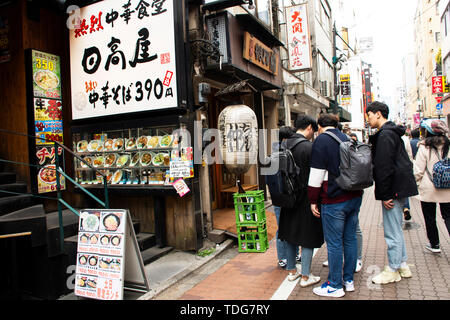 Japaner und Ausländer Reisen wandern Reisen und Besuchen Shopping Essen und Getränke in Ameyoko Markt in Ueno Stadt am März 30, 2019 in Tokyo, Jap Stockfoto