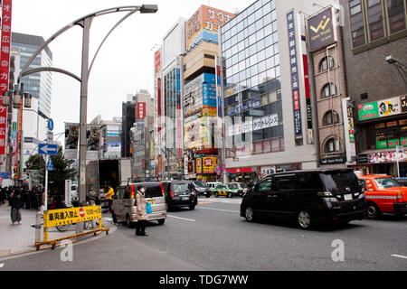 Japaner und Ausländer Reisenden zu Fuß besuchen und Einkaufen neben dem Straßenverkehr Straße der Chuo-dori Straße bei Ueno Stadt am März 30, 2019 in Tok Stockfoto