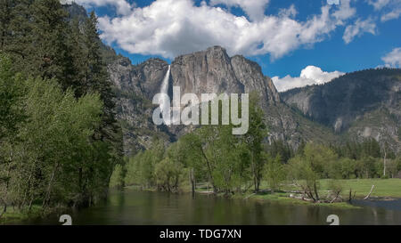 Merced River und Yosemite Falls im Yosemite National Park im Frühling Abfluss Stockfoto