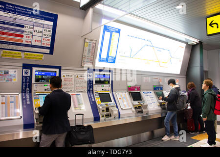 Japaner und ausländische reisende Passagiere warten und stehen in der Warteschlange für Ticket kaufen MRT Züge von auto Automaten in Ginza Station auf März Stockfoto