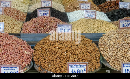 Eine Tabelle mit verschiedenen Nüsse und getrocknete Früchte für den Verkauf im Zentrum Athens Markt Stockfoto