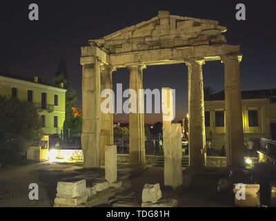 Ruinen der römischen Agora in Athen bei Nacht Stockfoto