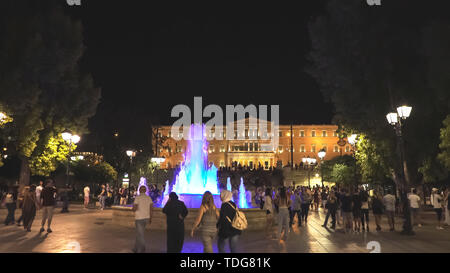Athen, Griechenland - September 4, 2016: Wasser Brunnen und Massen in den Syntagma-Platz und das griechische Parlament hat in Athen bei Nacht Stockfoto
