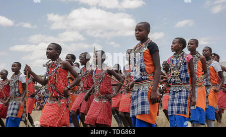 Die Masai Mara, Kenia - 26, August, 2016: Low Angle View einer Gruppe von Massai Jungen tanzen an koiyaki Führung Schule Abschlussfeier in Kenia Stockfoto