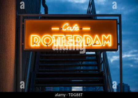 Rotterdam, Niederlande - 5. Mai 2019: Café Rotterdam Leuchtreklame in der Dämmerung im Cruise Terminal Area Stockfoto