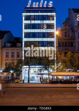 Prag, tschechische Republik - 8. Juni 2019: funktionalistische Julis Hotel bei Nacht auf dem Wenzelsplatz. Ein Wahrzeichen der modernen Bauhaus-stil und Funktionalismus. Stockfoto
