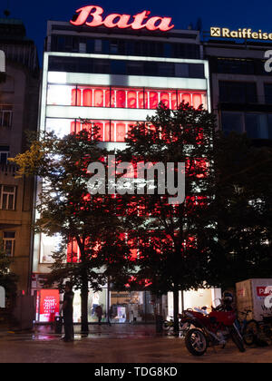 Prag, tschechische Republik - 8. Juni 2019: funktionalistische Bata Kaufhaus in der Nacht auf dem Wenzelsplatz. Ein Wahrzeichen der modernen Bauhaus-stil und Funktionalismus. Stockfoto