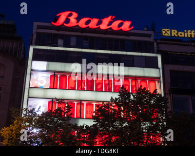 Prag, tschechische Republik - 8. Juni 2019: funktionalistische Bata Kaufhaus in der Nacht auf dem Wenzelsplatz. Ein Wahrzeichen der modernen Bauhaus-stil und Funktionalismus. Stockfoto