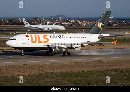 ISTANBUL/TÜRKEI - 28. MÄRZ 2019: ULS Cargo Airbus A310 TC-VEL Flugzeug Abflug am Flughafen Istanbul Atatürk Stockfoto