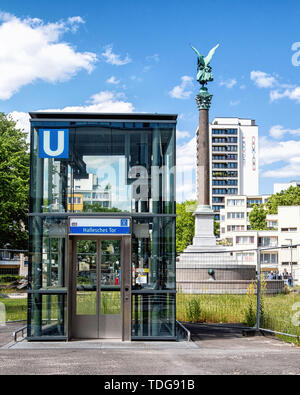 Berlin-Kreuzberg. Hallesches Tor U-Bahn U-Bahn Eingang am Mehringplatz. 19. Jahrhundert Statue von Victoria, Symbol des Sieges und Friedens Stockfoto