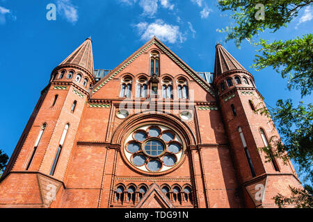 Evangelische Kirche des Heiligen Kreuzes auf Blücherplatz, kreuzberg-berlin. Historische Backstein Kirche auch für kulturelle Veranstaltungen genutzt Stockfoto