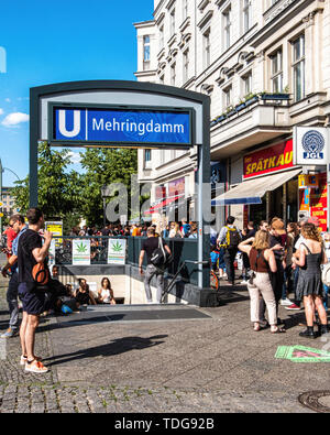 Mehringdamm U-Bahn U-Bahn Eingang in Kreuzberg, Berlin. Die Station dient die U 6 und U 7 Linien. Stockfoto