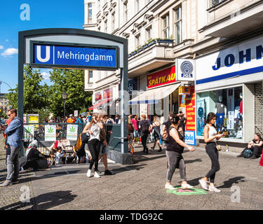 Mehringdamm U-Bahn U-Bahn Eingang in Kreuzberg, Berlin. Die Station dient die U 6 und U 7 Linien. Stockfoto