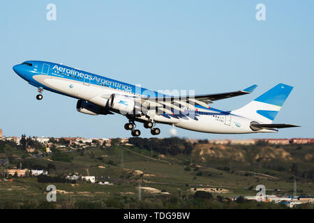 MADRID/Spanien - Mai 1, 2016: Aerolineas Argentinas Airbus A330-200 LV-fvh Passagierflugzeug Abflug am Flughafen Madrid Barajas Stockfoto