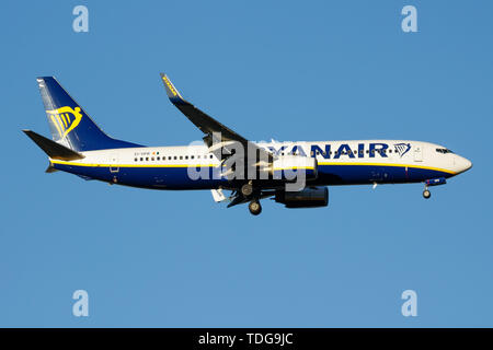 MADRID/Spanien - Mai 2, 2016: Ryanair Boeing 737-800 EI-DPB Passagierflugzeug der Landung am Flughafen Madrid Barajas Stockfoto