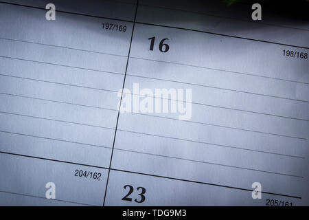 Leere Seite des täglichen Kalender auf dem Desktop Stockfoto