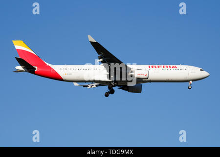 MADRID/Spanien - Mai 2, 2016: Iberia Airbus A330-300 EC-LZJ Passagierflugzeug der Landung am Flughafen Madrid Barajas Stockfoto