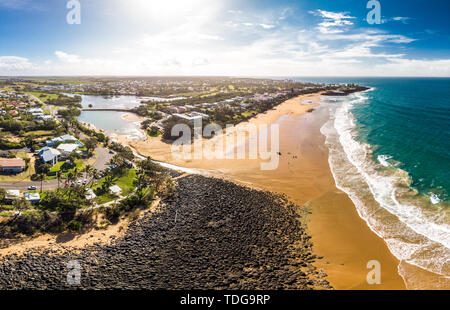 Antenne drone Ansicht von Bargara Beach und Umgebung, Queensland, Australien Stockfoto