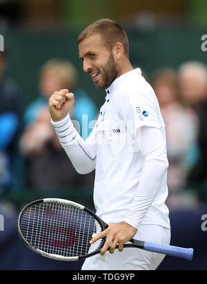 Großbritanniens Dan Evans feiert bei seinem Sieg über Japan's Go Soeda bei Tag neun der Natur Tal geöffnet an der Nottingham Tennis Center. Stockfoto