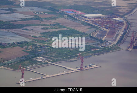 Shanghai, China - Jun 3, 2019. Antenne Blick von oben auf den Hafen in Shanghai, China. Shanghai ist eines der wichtigsten Industriezentren Chinas. Stockfoto