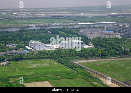 Shanghai, China - Jun 3, 2019. Luftaufnahme der ländlichen Gemeinde am sonnigen Tag in Shanghai, China. Stockfoto