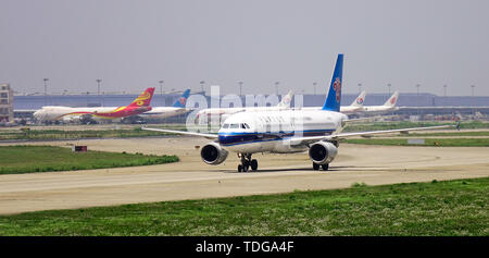 Shanghai, China - Jun 3, 2019. Airbus A 321 der China Southern Airlines Rollen auf Start- und Landebahn der Flughafen Shanghai Pudong (PVG). Stockfoto