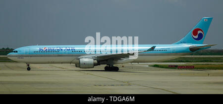 Shanghai, China - Jun 3, 2019. Korean Air HL7551 (Airbus A330-300) Andocken am Flughafen Shanghai Pudong (PVG). Stockfoto