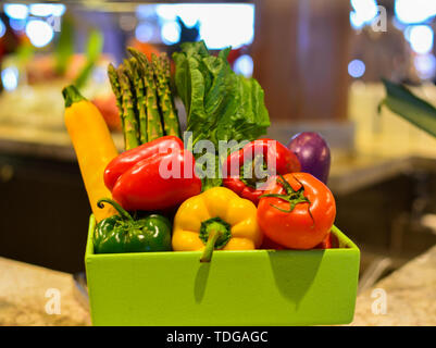 Organische gesundes Gemüse und Früchte für die Dekoration im Luxury Buffet Restaurant Stockfotografie