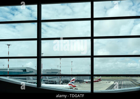 Mit Blick auf den Flughafen durch das Terminal-fenster. Stockfoto