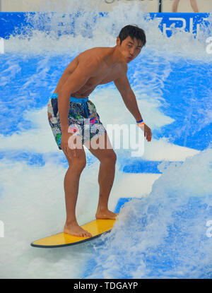 Shanghai, China - Jul 4, 2019. Ein chinesischer Mann Surfen auf dem Flow Rider bei Spektrum der Meere Kreuzfahrtschiff von Royal Caribbean. Stockfoto